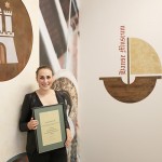 Strahlende Siegerin, Nina Thievoldt. Sie gewinnt den 1. Norddeutschen Leistungswettbewerbs der Maler und Lackierer