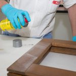 Das Abbeizer Spray von Adler einfach großzügig aufsprühen und einige Minuten einwirken lassen.