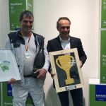 Der neue Deutsche Meister im Rauhfaser-Schnelltapezieren: Michael Rapp (l.) bekommt von Frank Seemann (Leiter Marketing Erfurt & Sohn) Pokal und Gewinn überreicht.