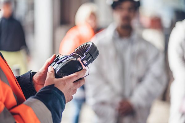 Tag gegen Lärm: Kapselgehörschutz auf der Baustelle