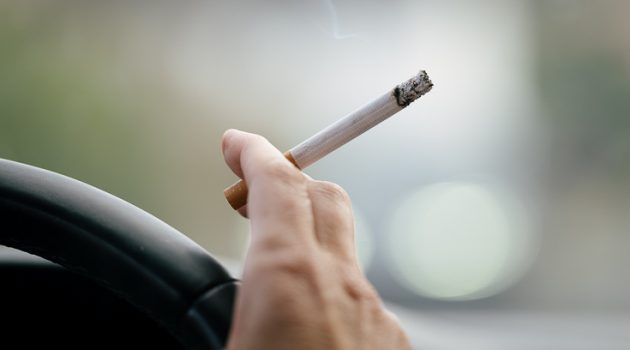 Urteil: Rauchen im Firmenwagen? Mitarbeiter muss Reinigung zahlen